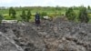 La hermana ortodoxa Evdokia mira un cráter que quedó después del bombardeo ruso cerca de Slovyansk, región de Donetsk, Ucrania, el 10 de mayo de 2022. El mismo día, la Cámara de Representantes de los Estados Unidos aprobó más de $40 mil millones en ayuda para Ucrania.