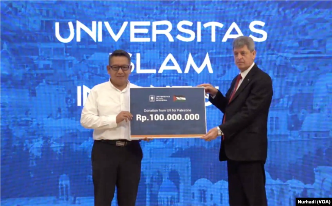 Universitas Islam Indonesia (UII) Yogyakarta menyerahkan bantuan bagi rakyat Palestina, termasuk menyediakan beasiswa.