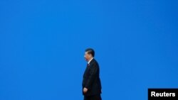شی جین‌پینگ رئیس جمهوری چین «خریدار منابع انرژی و فروشنده اسلحه در خاورمیانه است که اعتنای چندانی به مسائل عمده ژئوپولیتیک، مثل روند صلح خاورمیانه و مذاکرات اتمی با ایران ندارد.»