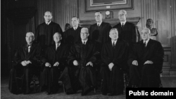 The US Supreme Court as it was composed from Sept. 28, 1962 – July 26, 1965. Front row (l-r): Tom C. Clark, Hugo L. Black, Earl Warren (Chief Justice), William O. Douglas, and John M. Harlan. Back row, (l-r): Byron R. White, William J. Brennan Jr, Potter Stewart, and Arthur J. Goldberg.