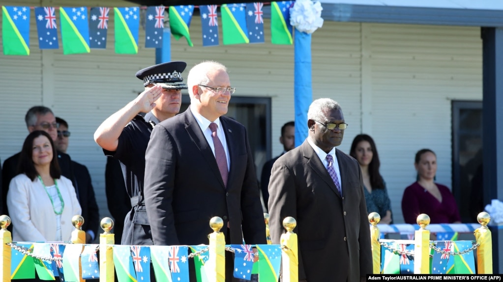 2019年6月3日，澳大利亚总理莫里斯与所罗门群岛总统索加瓦雷在霍尼亚拉的所罗门皇家警官学院检阅仪仗队。- 美联社资料照(photo:VOA)