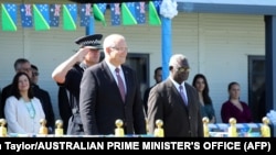 2019年6月3日，澳大利亚总理莫里斯与所罗门群岛总统索加瓦雷在霍尼亚拉的所罗门皇家警官学院检阅仪仗队。- 美联社资料照