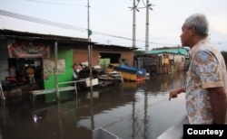 Gubernur Jawa Tengah, Ganjar Pranowo berkomunikasi dengan warga terdampak banjir rob ketika berkeliling meninjau kawasan pesisir Semarang, Senin (23/5). (Foto: Humas Jateng)