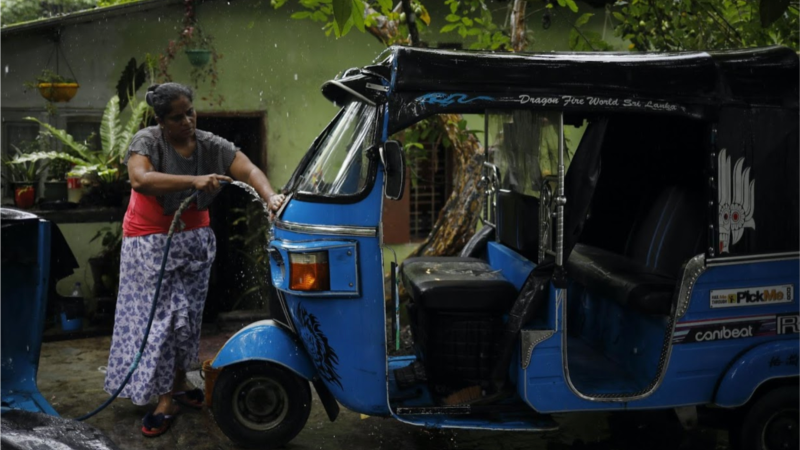 Sri Lankan Rickshaw Driver Has to Wait 12 Hours for Fuel