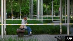 2022年5月27日，新冠疫情期间，北京一名老人在隔离区内使用手机。(法新社）