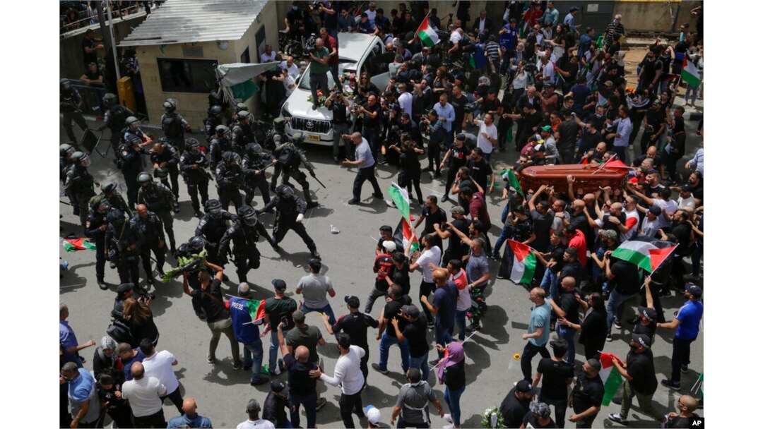 Sharqiy Quddus, 13-may, 2022: Jurnalist Shirin Abu Aqla tobutini olib ketayotgan arablar Isroil kuchlari bilan to'qnashmoqda
