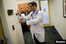 El doctor Mohammad Jaber se prepara para visitar a un paciente en Sacramento, California, el 17 de noviembre de 2015. Jaber emigró de Siria a los Estados Unidos para obtener un título en medicina.