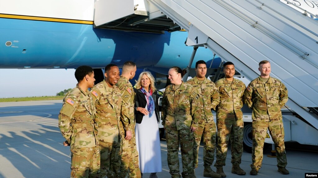 Ibu negara Jill Biden berbincang dengan beberapa anggota pasukan AS yang ditempatkan di pangkalan udara "Mihail Kogalniceanu" di Rumania hari Jumat (6/5). 