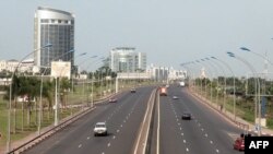 ARCHIVES - Circulation routière sur l'une des artères principales de Malabo, en Guinée équatoriale, le 22 avril 2016.