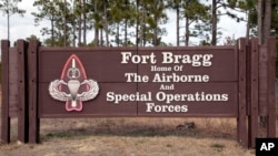 FBI phát hiện hai vợ chồng bác sĩ tại căn cứ Fort Bragg, North Carolina.âm mưu tiết lộ thông tin y tế nhạy cảm của các bệnh nhân trong quân đội Mỹ cho Nga.