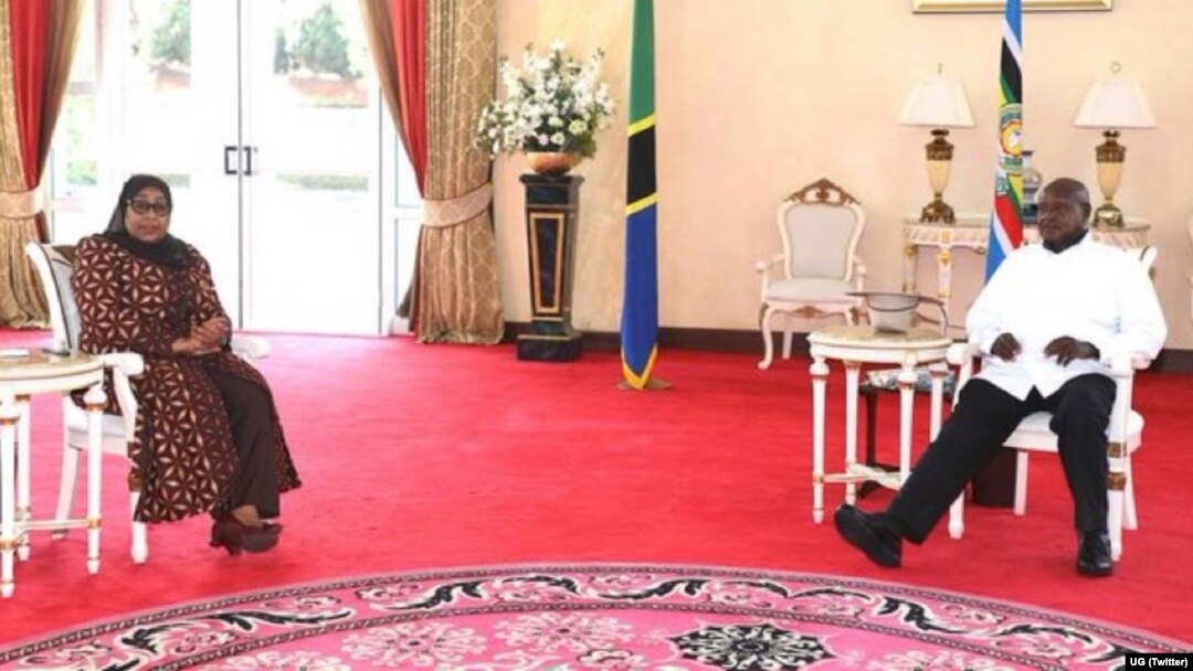 Perezida wa Tanzaniya Samia Suluhu Hassan kumwe na mugenzi we wa Uganda Yoweri Kaguta Museveni 