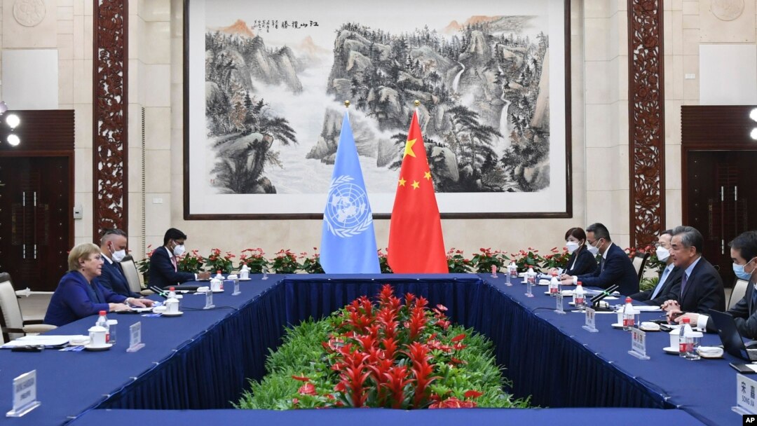 Xitoy Tashqi ishlar vazir Vang I BMT Inson huquqlari bo'yicha bosh komissari Mishel Bachelet bilan muloqotda, 23-may, 2022 