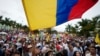 Un partidario del candidato presidencial, Gustavo Petro, de la Historical Pact Coalition, posee una bandera nacional colombiana durante una manifestación de campaña en Fusagasuga, Colombia, miércoles 11 de mayo de 2022.