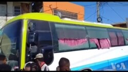 Nèg ak Zam Atake yon Otobis nan Moman li t ap Mete Tèt sou Sid Ayiti