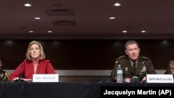 Міністерка Сухопутних сил США Крістін Вормут та начальник штабу Сухопутних сил США генерал Джеймс МакКонвіл