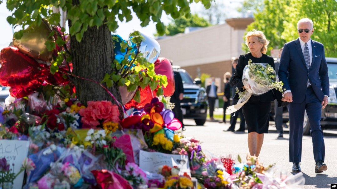 Presiden Joe Biden dan Ibu Negara Jill Biden memberikan penghormatan terhadap para korban penembakan di supermarket di Buffalo, New York, dengan berkunjung ke wilayah tersebut pada 17 Mei 2022. (Foto: AP/Andrew Harnik)