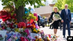 Presiden Joe Biden dan Ibu Negara Jill Biden memberikan penghormatan terhadap para korban penembakan di supermarket di Buffalo, New York, dengan berkunjung ke wilayah tersebut pada 17 Mei 2022. (Foto: AP/Andrew Harnik)