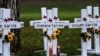 Las cruces recuerdan los nombres de las víctimas del tiroteo en la Escuela Primaria Robb en Uvalde, Texas, el 26 de mayo de 2022.