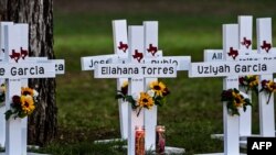 Las cruces recuerdan los nombres de las víctimas del tiroteo en la Escuela Primaria Robb en Uvalde, Texas, el 26 de mayo de 2022.