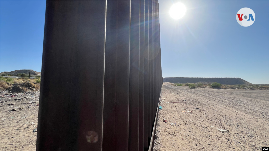 En la zona de Sunland, donde Texas se acaba e inicia Nuevo México, Estados Unidos, se levanta la barrera física que separa a este territorio de Ciudad Juárez, México. Según la Patrulla Fronteriza, las altas temperaturas, el difícil terreno y la misma barrera son peligros para las personas que intentan cruzar. [Foto: Celia Mendoza, mayo 18, 2022, El Paso, Texas]