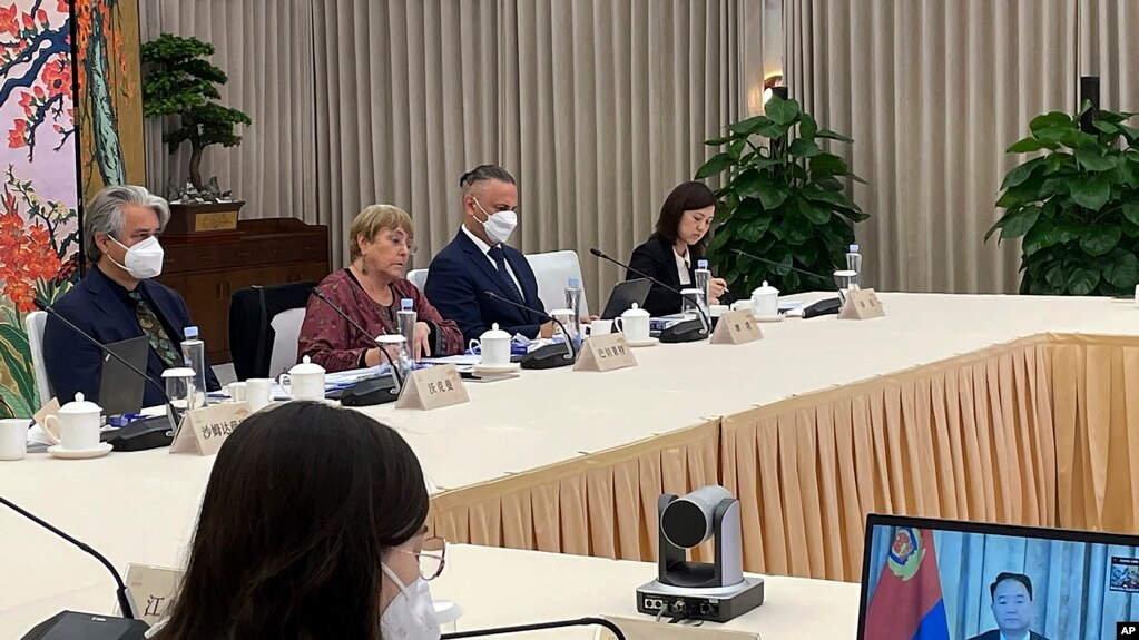 2022年5月24日，联合国人权事务高级专员巴切莱特（左二）在广州与中国公安部副部长杜航伟（右边电脑屏幕上）举行视频会议。（照片由联合国人权高专办通过美联社向外界发布。）(photo:VOA)