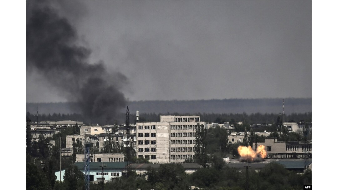 Sebuah ledakan di kota Severodonetsk selama pertempuran sengit antara pasukan Ukraina dan Rusia di wilayah Ukraina timur Donbas pada 30 Mei 2022. (Foto: AFP)