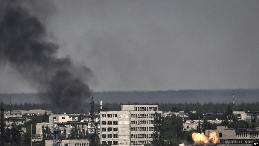Khói bay lên từ thành phố Severodonetsk, vùng Donbas, ngày 30/5/2022.