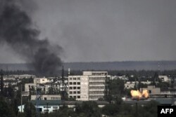 Sebuah ledakan di kota Severodonetsk selama pertempuran sengit antara pasukan Ukraina dan Rusia di wilayah Ukraina timur Donbas pada 30 Mei 2022. (Foto: AFP)