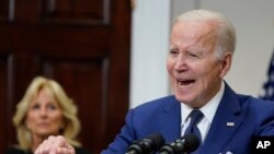 Presiden AS Joe Biden, didampingi ibu negara Jill Biden (kiri), menyampaikan pidato yang emosional di Gedung Putih Selasa (24/5) malam.