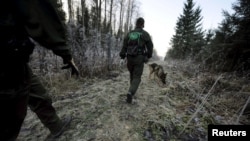 Guardias fronterizos finlandeses patrullan la frontera entre Finlandia y Rusia, el 3 de noviembre de 2009.