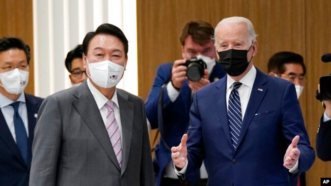 Tổng thống Hoa Kỳ Joe Biden (phải) và Tổng thống Hàn Quốc Yoon Suk-yeol đến thăm nhà máy Samsung Electronics ở Pyeongtaek vào ngày 20/5/2022.