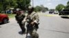 Les forces de l'ordre sécurisent le périmètre après une fusillade près de l'école primaire Robb à Uvalde, Texas, États-Unis le 24 mai 2022.