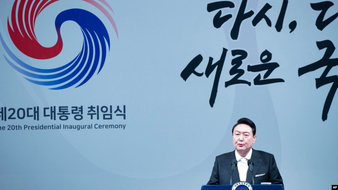 韩国总统尹锡悦在首尔一家酒店举行的就职晚宴上发表讲话。（2022年5月10日）