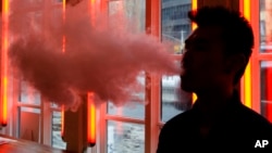 紐約一名男子從電子煙中呼出煙霧