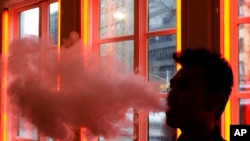 ARCHIVO - Un hombre exhala vapor de un cigarrillo electrónico en Nueva York, EEUU.