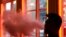 ARCHIVO - Un hombre exhala vapor de un cigarrillo electrónico en Nueva York, EEUU.