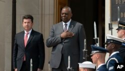 El secretario de Defensa de EEUU, Lloyd Austin (der.) recibe en Washington a su homólo el ministro de Defensa de Colombia, Diego Molano, el 20 de mayo de 2022.