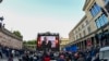 Para penonton menghadiri Berlinale Summer Festival ke-71 di Berlin, Jerman, pada 13 Juni 2021. Foto dari Mohammad Rasoulof, yang menjadi anggota juri internasional pada festival tahun 2021, terpasang di layar di tengah-tengah penonton. (Foto: AFP via AP/Tobias Schwarz) 