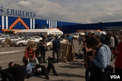 Outside a superstore is a makeshift refugee gathering center in Zaporizhzhya, Ukraine, May 3, 2022. (Yan Boechat/VOA)