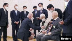 일본을 방문 중인 조 바이든 미국 대통령이 23일 도쿄 아카사카 영빈관에서 기시다 후미오 일본 총리와 함께 북한에 납치된 일본인 피해 가족들과 만났다. Japan's Cabinet Public Relations Office via Kyodo/via REUTERS.