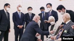 지난달 23일 도쿄를 방문한 조 바이든 미국 대통령(가운데)과 기시다 후미오 일본 총리(왼쪽 끝)가 아카사카 영빈관에서 북한에 납치된 일본인 피해 가족들과 만났다. Japan's Cabinet Public Relations Office via Kyodo/via REUTERS.