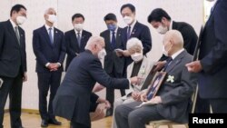 지난해 5월 일본을 방문한 조 바이든 미국 대통령이 도쿄 아카사카 영빈관에서 기시다 후미오 일본 총리와 함께 북한에 납치된 일본인 피해 가족들과 만났다.