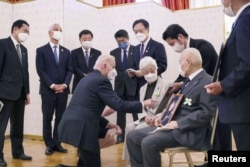 지난달 23일 일본을 방문한 조 바이든 미국 대통령이 도쿄 아카사카 영빈관에서 기시다 후미오 일본 총리와 함께 북한에 납치된 일본인 피해 가족들과 만났다. Japan's Cabinet Public Relations Office via Kyodo/via REUTERS.