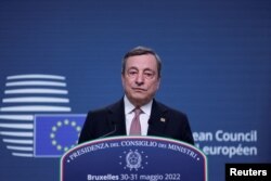 Perdana Menteri Italia Mario Draghi menghadiri konferensi pers selama KTT para pemimpin Uni Eropa, ketika para pemimpin Uni Eropa berusaha untuk menyetujui sanksi minyak Rusia dalam menanggapi invasi Rusia ke Ukraina, di Brussels, Belgia 31 Mei 2022. (Foto: Reuters)