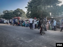 Des foules se rassemblent devant l'hôpital Mame Abdou Aziz Sy Dabakh à Tivaouane, au Sénégal, où 11 nouveau-nés sont morts dans un incendie mercredi soir.  (Annika Hammerschlag/VOA)