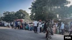 Kerumunan massa tampak berkumpul di luar Rumah Sakit Mame Abdou Aziz Sy Dabakh di Tivaouane, Senegal, di mana 11 bayi tewas dalam sebuah insiden kebakaran pada 25 Mei 2022. (Foto: VOA/Annika Hammerschlag)