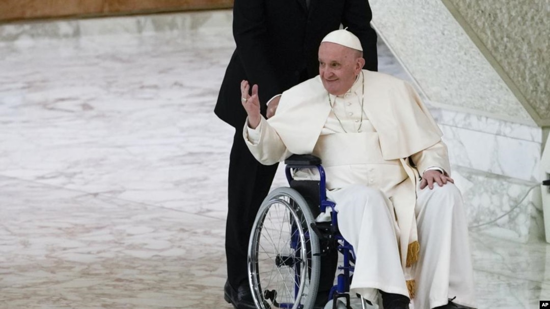 ARCHIVO - El papa Francisco llega en silla de ruedas a una audiencia con monjas y líderes religiosos en el Vaticano, el 5 de mayo de 2022. (AP Foto/Alessandra Tarantino, archivo)