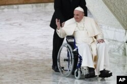 프란치스코 교황이 지난 5일 가톨릭수녀회등 교계 지도자들을 만나기 위해 휠체어를 탄 채 바티칸 행사장에 들어오고 있다. (자료사진)