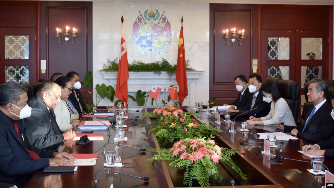 湯加總理胡卡瓦梅裡庫（左二）與來訪的中國外長王毅（右）2022年5月31日在努庫阿洛法總理府舉行會晤。
