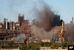 2022年5月7日，乌克兰东部马里乌波尔，在炮击期间，亚速钢铁厂冒出浓烟。